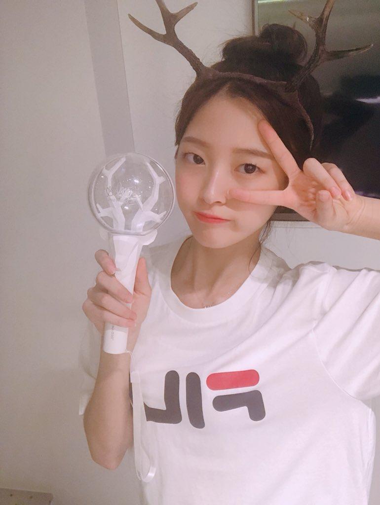 오마이걸 공식 응원봉 홍보하는 아린이